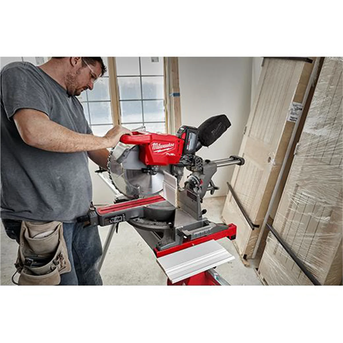 Milwaukee 2739-20 M18 FUEL 12" Dual Bevel Sliding Compound Miter Saw - Image 3