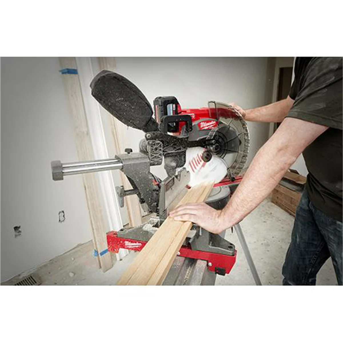 Milwaukee 2739-20 M18 FUEL 12" Dual Bevel Sliding Compound Miter Saw - Image 5